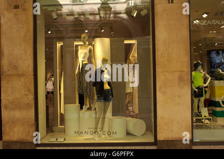 Frauen-Luxus-High-Fashion und Accessoires, die Schaufenster in Turin Fashion Avenue, Via Lagrange Stockfoto