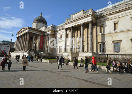 Ein Blick auf den Haupteingang der National Gallery am Trafalgar Square, die 1824 gegründet wurde und eine Sammlung von 2,300 Gemälden aus der Mitte des 13. Jahrhunderts 1900 besitzt, ist eine Attraktion für ausländische Touristen, die London besuchen. Stockfoto