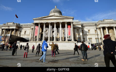Ein Blick auf den Haupteingang der National Gallery am Trafalgar Square, die 1824 gegründet wurde und eine Sammlung von 2,300 Gemälden aus der Mitte des 13. Jahrhunderts 1900 besitzt, ist eine Attraktion für ausländische Touristen, die London besuchen. Stockfoto