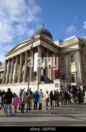 Ein Blick auf den Haupteingang der National Gallery am Trafalgar Square, die 1824 gegründet wurde und eine Sammlung von 2,300 Gemälden aus der Mitte des 13. Jahrhunderts 1900 besitzt, ist eine Attraktion für ausländische Touristen, die London besuchen. Stockfoto