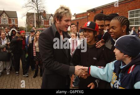 DURAN Duran-Frontmann Simon Le Bon trifft an der Brit School in Croydon im Süden Londons ein, die gemeinsam mit den Erlösen der Brit Awards und des Department for Education and Skills finanziert wird. Im Vorfeld der Musikzeremonie in der nächsten Woche inspizierte Duran Duran – die Gewinner des Outstanding Achievement Award – das Tanzstudio, das Theater, das Aufnahmestudio und die Techniklabore, bevor er bei einer Q&A-Sitzung von 50 Studenten ein Grillfest anstellte. Stockfoto