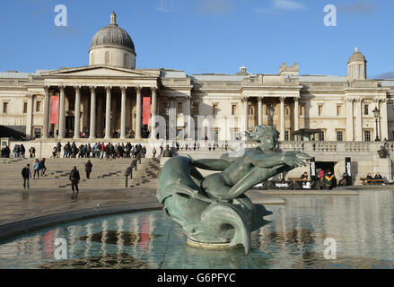 Ein Blick auf den Haupteingang der National Gallery am Trafalgar Square, die 1824 gegründet wurde und eine Sammlung von 2,300 Gemälden aus der Mitte des 13. Jahrhunderts 1900 besitzt, ist eine Attraktion für ausländische Touristen, die London besuchen. Stockfoto
