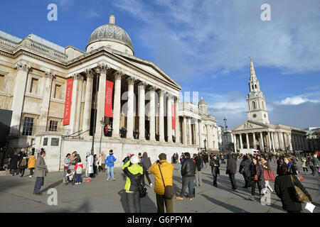 Ein Blick auf den Haupteingang der National Gallery am Trafalgar Square, die 1824 gegründet wurde und eine Sammlung von 2,300 Gemälden aus der Mitte des 13. Jahrhunderts 1900 besitzt, ist eine Attraktion für ausländische Touristen, die London besuchen. Stockfoto