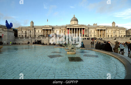 Ein Blick auf den Haupteingang der National Gallery am Trafalgar Square, die 1824 gegründet wurde und eine Sammlung von 2,300 Gemälden aus der Mitte des 13. Jahrhunderts 1900 besitzt, ist eine Attraktion für ausländische Touristen, die London besuchen. Stockfoto