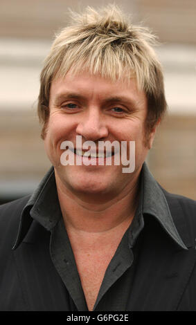 DURAN Duran-Frontmann Simon Le Bon trifft an der Brit School in Croydon im Süden Londons ein, die gemeinsam mit den Erlösen der Brit Awards und des Department for Education and Skills finanziert wird. Im Vorfeld der Musikzeremonie in der nächsten Woche inspizierte Duran Duran – die Gewinner des Outstanding Achievement Award – das Tanzstudio, das Theater, das Aufnahmestudio und die Techniklabore, bevor er bei einer Q&A-Sitzung von 50 Studenten ein Grillfest anstellte. Stockfoto