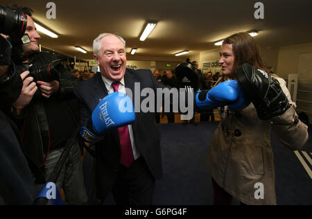 Die Olympiasiegerin im Boxen, Katie Taylor, und der Staatsminister für Sport und Tourismus, Michael Ring T.D., bei der Eröffnung des überarbeiteten Bray Boxing Clubs Wicklow, wo sie trainiert. Stockfoto