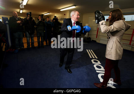 Die Olympiasiegerin im Boxen, Katie Taylor, und der Staatsminister für Sport und Tourismus, Michael Ring T.D., bei der Eröffnung des überarbeiteten Bray Boxing Clubs Wicklow, wo sie trainiert. Stockfoto