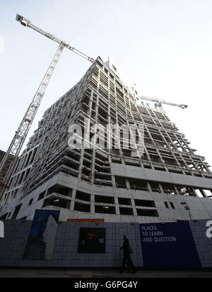 Ein Blick auf die Bauarbeiten an der Tate Modern, London, wo ein von Herzog & de Meuron entworfener Erweiterungsbau für zusätzliche Galerieflächen errichtet wird. DRÜCKEN Sie VERBANDSFOTO. Bilddatum: Montag, 20. Januar 2013. Bildnachweis sollte lauten: Yui Mok/PA Wire Stockfoto