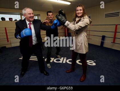 Staatsminister für Sport und Tourismus Michael Ring T.D. mit Olympiaboxerin Katie Taylor und Olympiaboxer Adam Nolan bei der Eröffnung des überarbeiteten Bray Boxing Clubs Wicklow, wo sie trainieren. Stockfoto