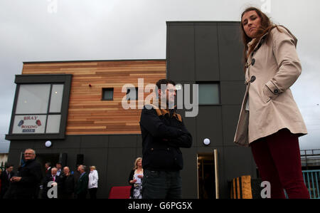 Olympiaboxerin Katie Taylor und Olympiaboxer Adam Nolan bei der Eröffnung des überarbeiteten Bray Boxing Clubs Wicklow, wo sie trainieren. Stockfoto