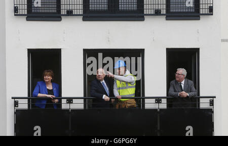 Der erste Minister Alex Salmond (zweite links) und der Lehrling Nathan Wilmot (dritte links) mit dem Kabinettsminister für Kultur und auswärtige Angelegenheiten, Fiona Hyslop (links) und Mike Bruce (rechts), Chief Executive Weslo Housing Management, während des Besuchs am Whiteside Court in Bathgate, Schottland gibt bekannt, dass die schottische Regierung Mittel zur Unterstützung des Baus von 35 Wohnungen für soziale und mittlere Mieten gewährt. Stockfoto