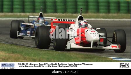 28-JUL-96 .großer Preis von Deutschland. David Coulthard führt Jacques Villeneuve beim Großen Preis von Deutschland an. Stockfoto