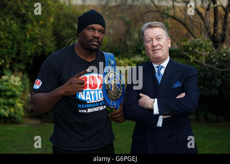 Dereck Chisora (links) posiert mit Promoter Frank Warren nach der Pressekonferenz im Fredericks Restaurant, London. Stockfoto