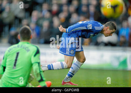 Hull Golakeeper Allan Mcregor wird geschlagen, als Chelsea Fernando Torres seinen Seiten den dritten Treffer des Spiels erzielt. Stockfoto