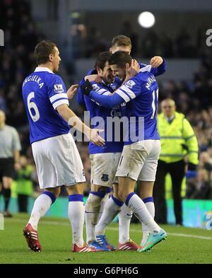 Fußball - Barclays Premier League - Everton gegen Norwich City - Goodison Park. Kevin Mirallas von Everton feiert das zweite Tor seiner Mannschaft mit seinen Teamkollegen Stockfoto