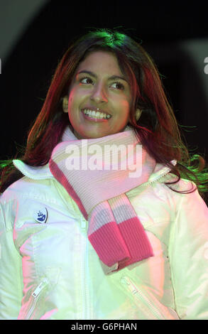 Blue Peter Moderatorin Konnie Huq auf der Bühne beim Einschalten der Regent Street Christmas Lights im Zentrum Londons. Die jährliche Zeremonie markiert traditionell den Beginn der weihnachtszeit. Stockfoto