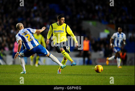 Fußball - Sky Bet Championship - Brighton und Hove Albion gegen Birmingham City - AMEX Stadium. Callum Reilly (Mitte) von Birmingham City passiert den Ball an Brighton und Bruno Saltor von Hove Albion (links) Stockfoto