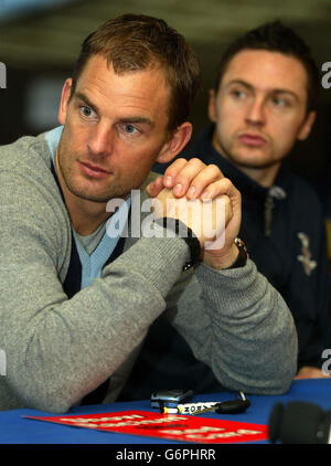 De Boer & Mitchell zeigen Rassismus rote Karte Stockfoto