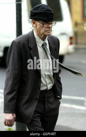 George Smart, 74, besucht das Highbury Corner Magistrates Court, London, wo er eine zweimonatige Haftstrafe erhielt und das Leben lang verboten wurde, Haustiere zu besitzen, nachdem er einen Welpen aus einer Wohnung im sechsten Stock geworfen hatte, nachdem seine Frau ihn gebeten hatte, ein neues Zuhause zu finden. Smart aus dem Zentrum Londons gab zu, dass er am 1. Januar unnötiges Leid bei einem Tier verursacht hatte, nachdem Susie, eine neunmonatige schwarze Labrador-Kreuzung, mehr als 100 Meter zu Boden stürzte, nachdem sie vom Balkon von Smart's Wohnung in Camden, Nord-London, geworfen wurde. Stockfoto