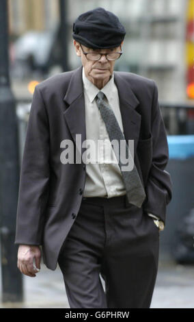 George Smart, 74, besucht das Highbury Corner Magistrates Court, London, wo er eine zweimonatige Haftstrafe erhielt und das Leben lang verboten wurde, Haustiere zu besitzen, nachdem er einen Welpen aus einer Wohnung im sechsten Stock geworfen hatte, nachdem seine Frau ihn gebeten hatte, ein neues Zuhause zu finden. Smart aus dem Zentrum Londons gab zu, dass er am 1. Januar unnötiges Leid bei einem Tier verursacht hatte, nachdem Susie, eine neunmonatige schwarze Labrador-Kreuzung, mehr als 100 Meter zu Boden stürzte, nachdem sie vom Balkon von Smart's Wohnung in Camden, Nord-London, geworfen wurde. Stockfoto