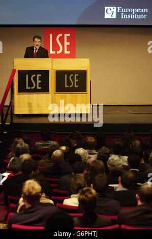 Der Präsident der Europäischen Kommission Romano Prodi skizziert die Vorschläge der Verfassung für Europa während einer Rede vor Studenten an der London School of Economics im Zentrum von London. Der ehemalige Präsident Italiens war vor mehr als 40 Jahren Student an der Universität. Stockfoto