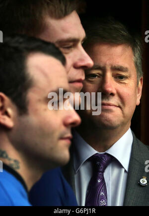 MSP Keith Brown spricht mit den ehemaligen Soldaten Dan Simpson (links) und Sam Boyes (Mitte) im Whitefoord House in Edinburgh, bevor er bei einer Debatte im schottischen parlament zusätzliche Unterstützung für Veteranen ankündigt. Stockfoto