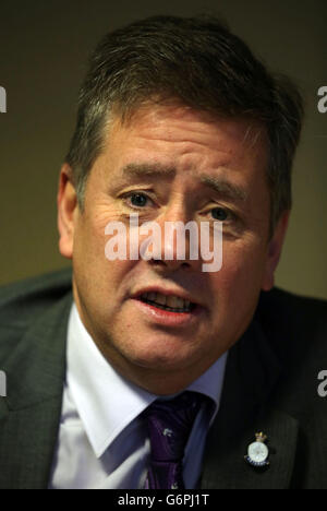 MSP Keith Brown spricht mit dem ehemaligen Soldaten Dan Simpson im Whitefoord House in Edinburgh, bevor er bei einer Debatte im schottischen parlament zusätzliche Unterstützung für Veteranen ankündigt. Stockfoto