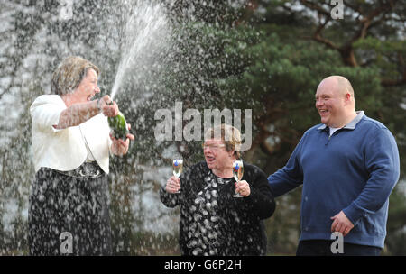 Doreen Hay, 70, die pensioniert ist, mit ihrem Sohn John Hay, 38, einem Kabelingenieur und seiner Partnerin Susan Robinson, 39, bei einer Pressekonferenz im Rockcliffe Hall Hotel in der Nähe von Darlington, nachdem er am Samstag auf der National Lottery &pound;7,5 m geschöpft hat. Stockfoto