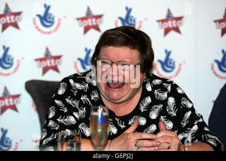 Doreen Hay, 70, die im Ruhestand ist, bei einer Pressekonferenz im Rockcliffe Hall Hotel in der Nähe von Darlington, nachdem sie am Samstag die 7,5 m lange National Lottery ausgeschöpft hat. Stockfoto