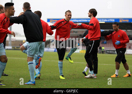 Soccer - Sky Bet League One - Coventry City / Crawley Town - Sixfields Stadium. Carl Baker (Mitte) von Coventry City erwärmt sich neben Teamkollegen Stockfoto