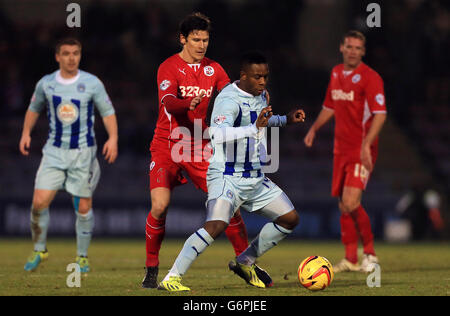 Soccer - Sky Bet League One - Coventry City / Crawley Town - Sixfields Stadium. Franck Moussa von Coventry City (rechts) hält vor Josh Simpson von Crawley Town Stockfoto