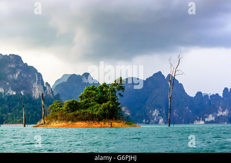 Insel auf Cheow Lan Lake, Khao Sok National Park in der Provinz Surat Thani, Thailand Stockfoto