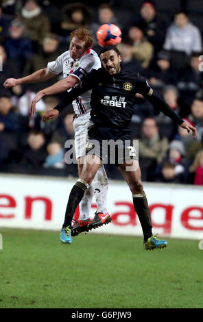 MK Dons Dean Lewington wird während des Spiels der dritten Runde des FA Cup im Stadium MK in Milton Keynes von James Perch (rechts) von Wigan Athletic herausgefordert. Stockfoto