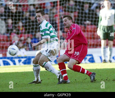 John Kennedy von Celtic schützt den Ball vor David Zdrilic von Aberdeen während des Spiels der Bank of Scotland Premier League im Pittodrie Stadium, Aberdeen. Celtic gewann 3:1. NUR FÜR REDAKTIONELLE ZWECKE. Stockfoto