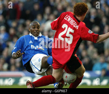 Clinton Morrison aus Birmingham hat seinen Schuss von Dean Lewington aus Wimbledon während des vierten Spiels des FA Cup in St. Andrews, Birmingham, blockiert. Endergebnis 1-0 nach Birmingham. Stockfoto