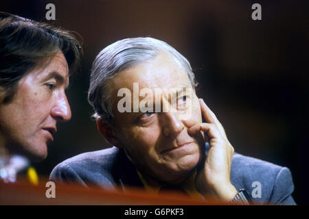 Der Abgeordnete von Bolsover Dennis Skinner (l.) mit Tony Benn auf der Plattform während einer Labour Party Konferenz in Brighton. Stockfoto