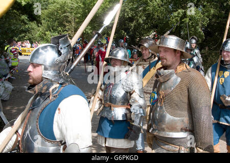 Tewkesbury, UK-17. Juli 2015: Ritter in Rüstungen marschieren in Richtung Schlacht am 17. Juli 2015 bei Tewkesbury Mittelalterfest Stockfoto