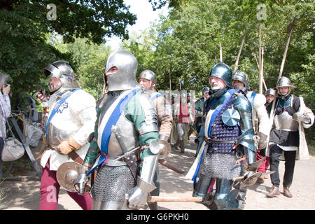 Tewkesbury, UK-17. Juli 2015: Ritter in Rüstungen marschieren in Richtung Schlacht am 17. Juli 2015 bei Tewkesbury Mittelalterfest Stockfoto