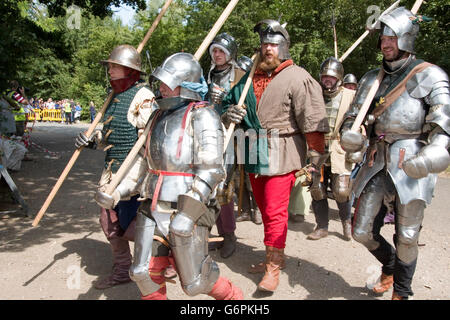 Tewkesbury, UK-17. Juli 2015: Ritter in Rüstungen marschieren in Richtung Schlacht am 17. Juli 2015 bei Tewkesbury Mittelalterfest Stockfoto