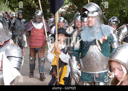 Tewkesbury, UK-17. Juli 2015: Ritter in Rüstungen marschieren in Richtung Schlacht am 17. Juli 2015 bei Tewkesbury Mittelalterfest Stockfoto