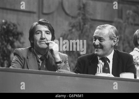 Dennis Skinner (l), Abgeordneter für Bolsover, reflektiert, wie Tony Benn während eines ruhigen Moments auf der Labour Party Konferenz in Brighton mit ihm spricht. Stockfoto