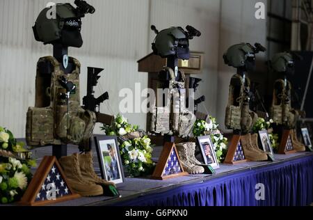 Der Hund markiert Gewehre und Körperpanzer der Four Fallen Airmen der United States Air Force (USAF) 56. Rettungsgeschwader während eines Gedenkgottesdienstes bei RAF Lakenheath, der starb, als ihr Pave Hawk-Hubschrauber am 7. Januar in Cley-next-the-Sea in Norfolk auf Sumpfland stürzte. Stockfoto