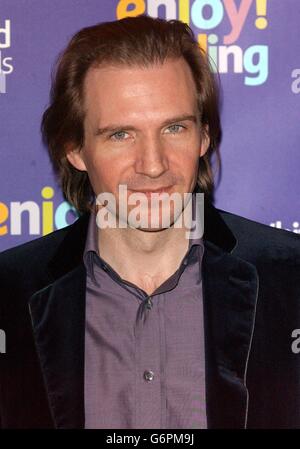 Schauspieler Ralph Fiennes kommt bei den Whitbread Book of the Year Awards 2003 in der Brauerei im Osten Londons an. 05/08/04: Ralph Fiennes, der denkwürdige böse Jungs in Red Dragon und Schindlers Liste spielte, und der an unterzeichnet hat, um den bösen Hexer Voldemort im nächsten Harry Potter Film zu spielen. Voldemort ist so schlecht, dass die magischen Charaktere in Autor J.K. Rowlings Geschichten tun ihr Bestes, seinen Namen nicht laut zu sprechen. Harry Potter und der Feuerkelch unter der Regie von Four Weddings und dem Funeral-Filmemacher Mike Newell wird im November 2005 veröffentlicht. Stockfoto