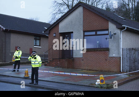 Polizei vor einem Haus in Kirkcaldy, Schottland, nach der Leiche eines Kindes, die vermutlich der des vermissten 3-jährigen Mikaeel Kular war, wurde gefunden. Stockfoto