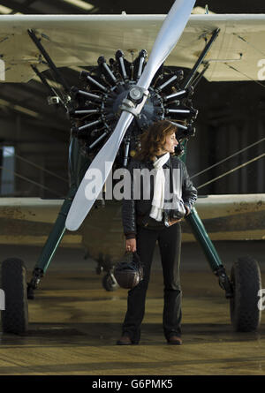 Tracey Curtis-Taylor mit ihrem 1942 Boeing Stearman Doppeldecker auf dem Goodwood Airfield bei Chichester, da sich gezeigt hat, dass der unerschrockene Pilot während eines 8,000-Meilen-Einzelflugs in einem 1940er Doppeldecker fast hypothermisch wurde. Stockfoto