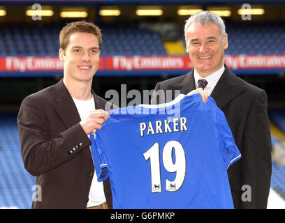 Scott Parker, der zusammen mit Chelsea Manager Claudio Ranieri steht, hält sein Hemd aus dem Jahr 19 in der Stamford Bridge, London. Chelsea unterschrieb den ehemaligen Charlton-Mittelfeldspieler für 10 Millionen, das jüngste in einer Reihe von großen Geldsignierungen seit dem Kauf des Clubs durch den russischen Milliardär Roman Abramovich im vergangenen Juli. Stockfoto