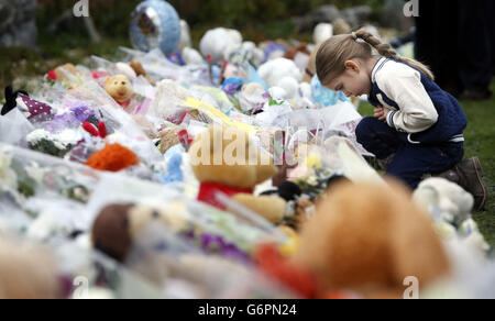 Tribute sind auf Ferry Gait Crescent in Edinburgh, Schottland, in der Nähe des Hauses des dreijährigen Mikaeel Kular, dessen Körper gestern gefunden wurde. Stockfoto