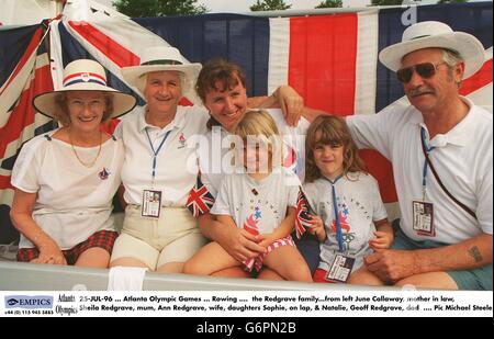 25-JUL-96 ... Atlanta Olympische Spiele ... Rudern .... die Familie Redgrave. Von links Juni Callaway, Schwiegermutter, Sheila Redgrave, Mutter, Ann Redgrave, Frau, Töchter Sophie, auf dem Schoß, & Natalie, Geoff Redgrave, Vater Stockfoto