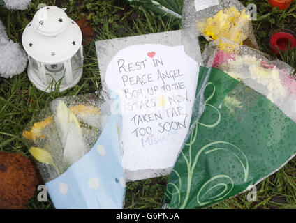 Tribute werden bei Ferry Gait Crescent in Edinburgh, Schottland, in der Nähe des Hauses des dreijährigen Mikaeel Kular, dessen Körper kurz vor Mitternacht am Freitag gefunden wurde. Stockfoto