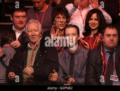 Ronnie Wood (Mitte) applaudiert neben Sally Humphries (rechts) und Jimmy White (links) während der 2014 Dafabet Masters im Alexandra Palace, London. Stockfoto